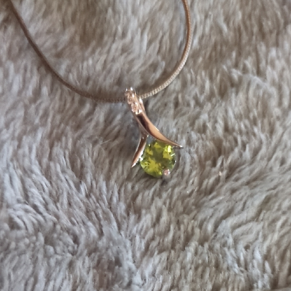 Elegant Vtg Peridot And Diamond Pendant Necklace